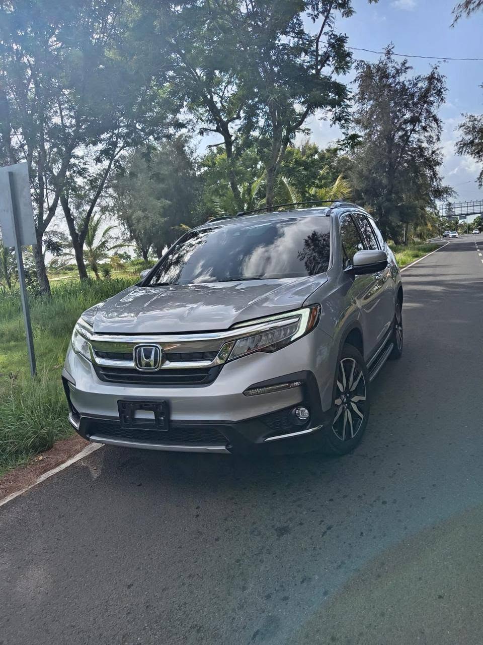 Honda Pilot plateada de Moy Rent a Car