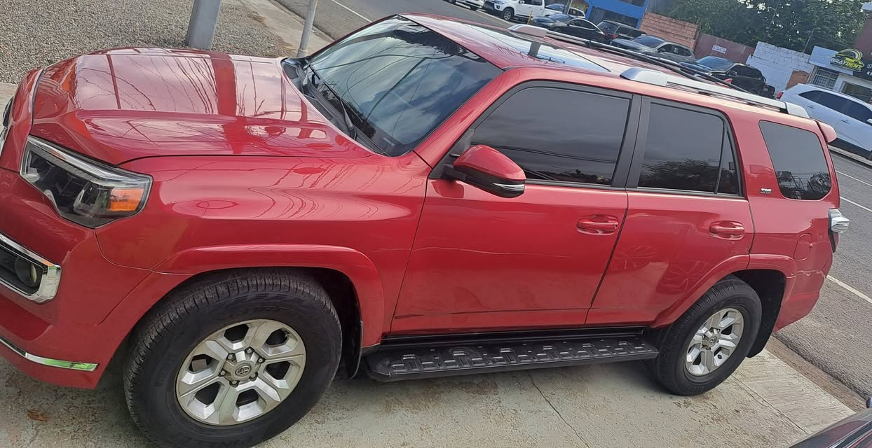 Toyota 4Runner roja de Moy Rent a Car